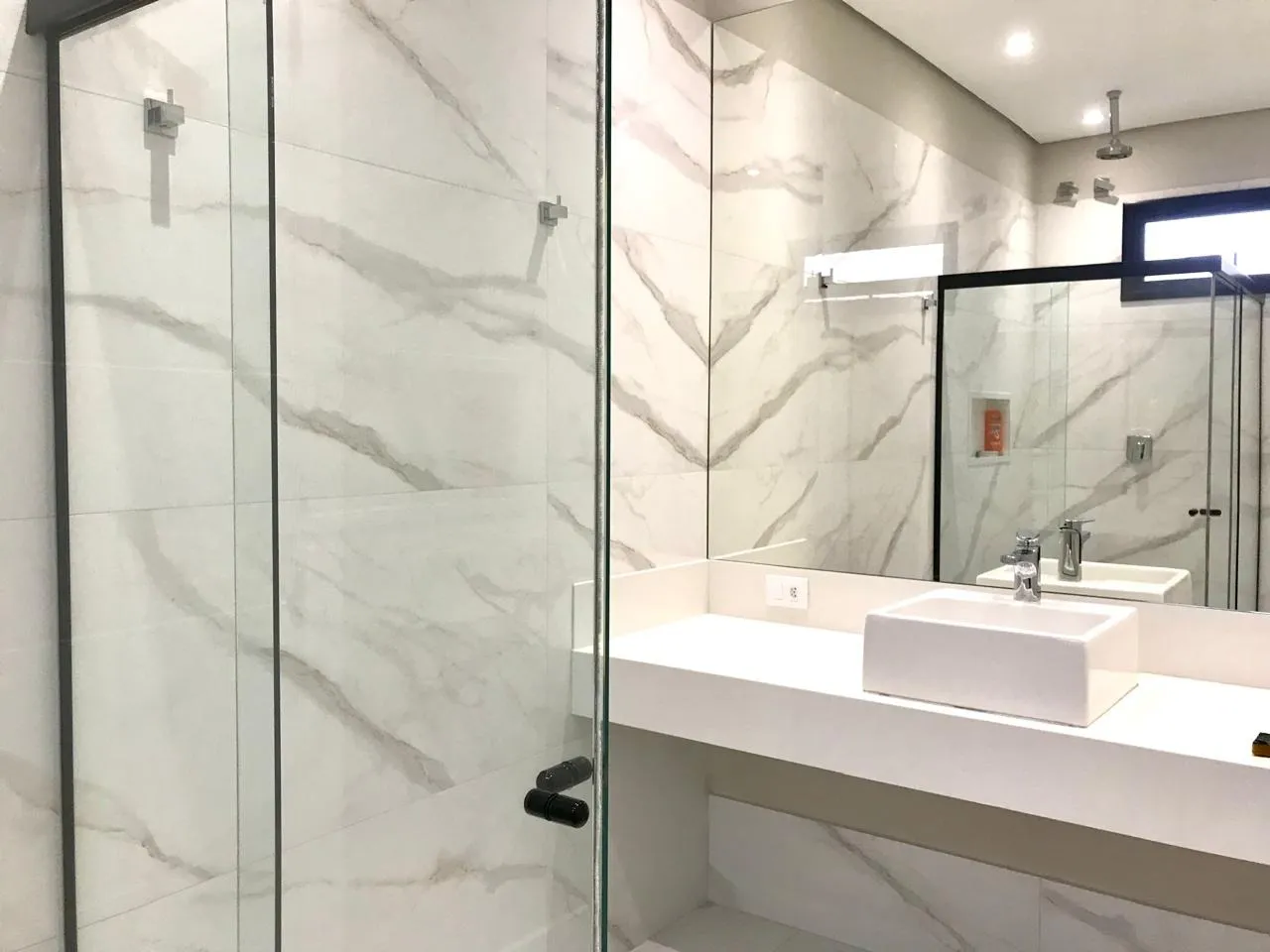 Imagem Casa de Alto Padrão à Venda no Alphaville 01 em Barueri, 5 suítes, 530 m², piscina, sauna, sala de cinema e terreno de 631 m²