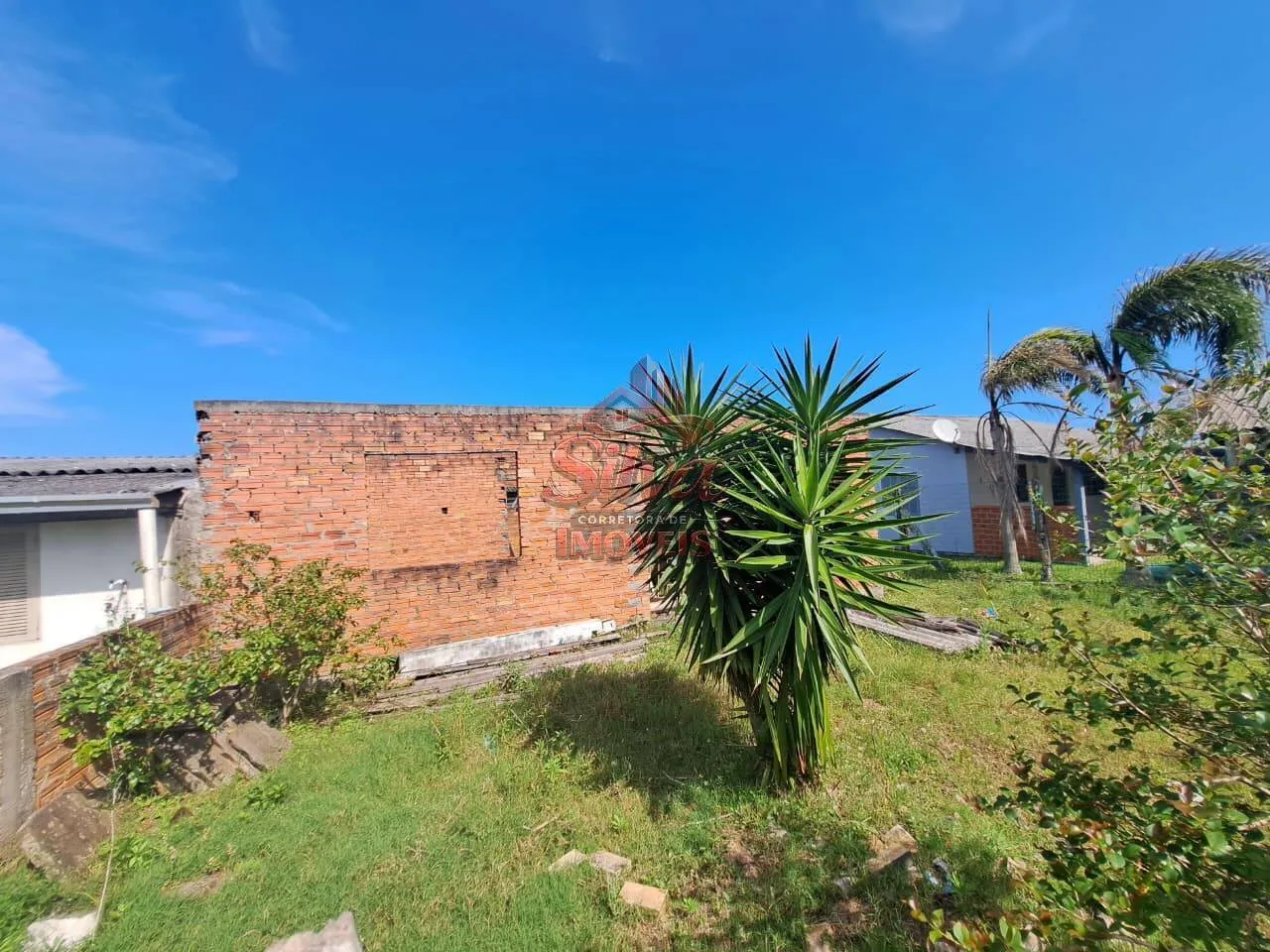 Imagem Terreno 300m² cercado com construção em Mariluz B