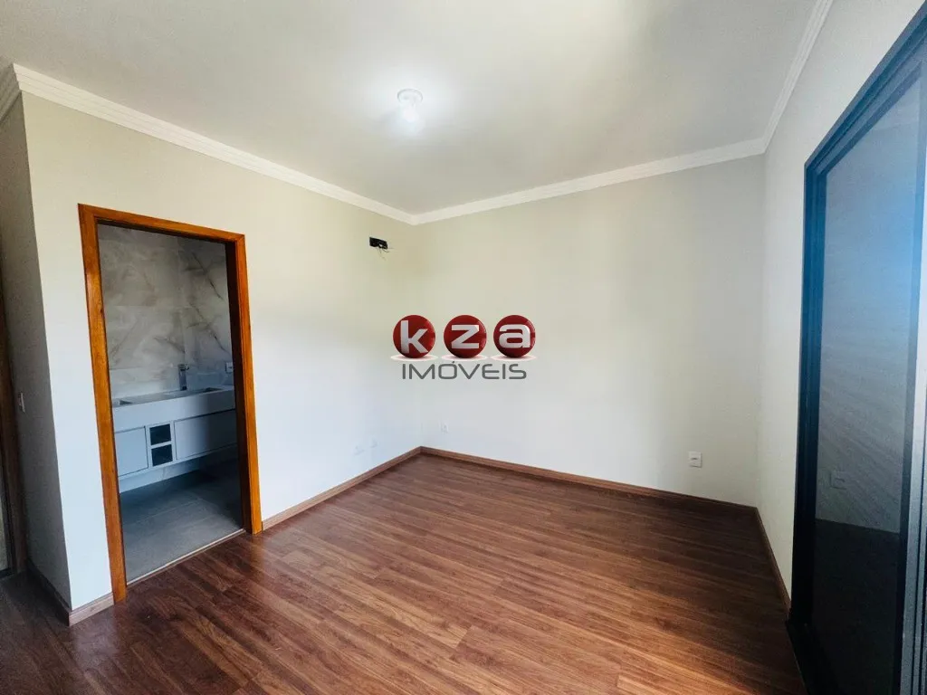 Imagem Casa de alto padrão a venda no Condomínio Portal do Jequitibá em Valinhos-SP: 4 quartos, 3 suítes, 4 vagas de garagem, 244m² de área.