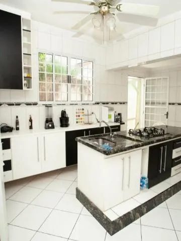 Imagem LOCAÇÃO DE CASA COMERCIAL OU RESIDENCIAL NO JARDIM CUMBICA, EM GUARULHOS/SP, 227m² com 3 quartos, suíte, cozinha com ilha e garagem. CONSULTE-NOS.
