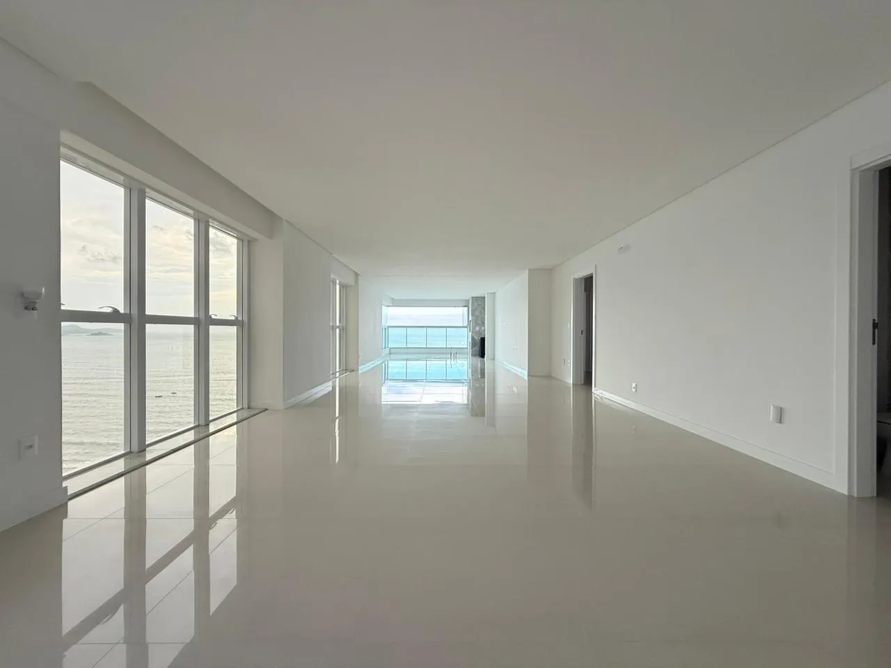 Imagem Apartamento com vista para o mar à venda com 212.88m2 por R$ 6.300.000,00
