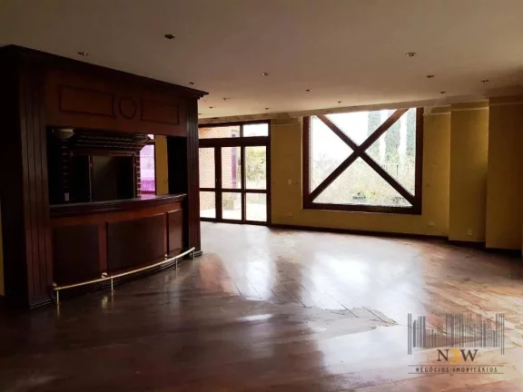 Sobrado à venda no Alto de Pinheiros com 572m² de área construída.