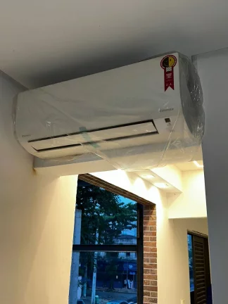 Imagem Apresentamos uma casa extraordinária, com 5 pavimentos e elevador, 3 suítes e uma master , toda climatizada, projetada com refinados toques de arquitetura e design de interiores assinados por Verônica Theodorico. Esta residência nova oferece um estilo de 