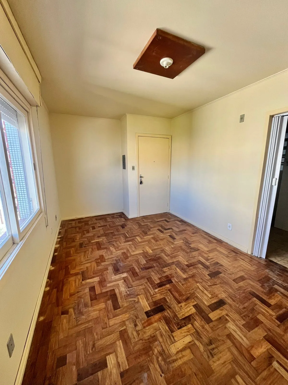 Imagem 02 dorm, 73 m², sol da tarde, com vaga, dep e banho aux, no Passo da Areia
