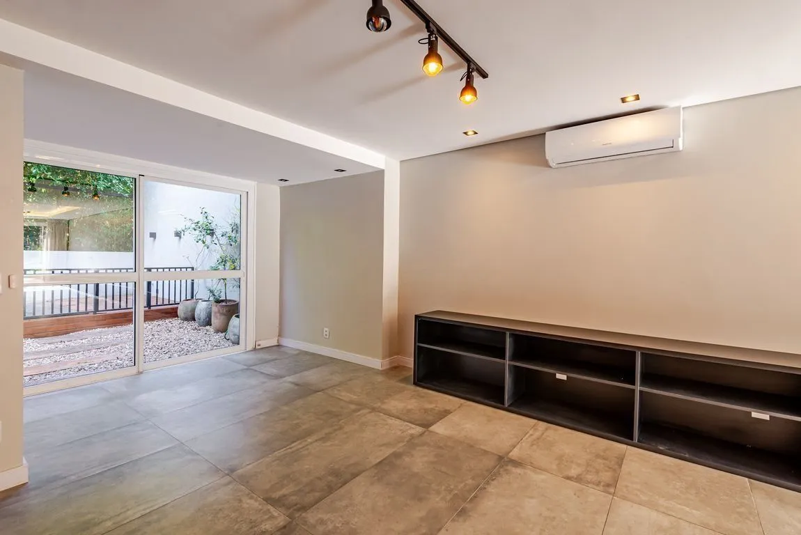 Imagem Casa em condomínio com piscina e salão privativo na Vila Nova