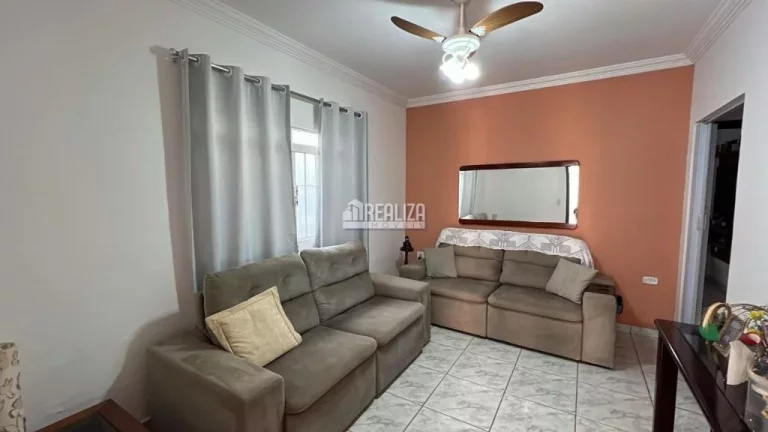 Imagem Casa à venda no bairro São Benedito em Uberaba | 3 dormitórios, suíte, churrasqueira e quintal