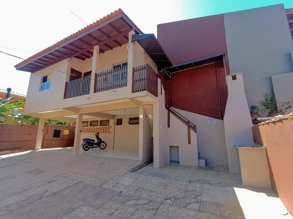 Imagem Oportunidade Única: Pousada Histórica à venda em Garopaba-SC, a 1 Quadra da Praia Central!