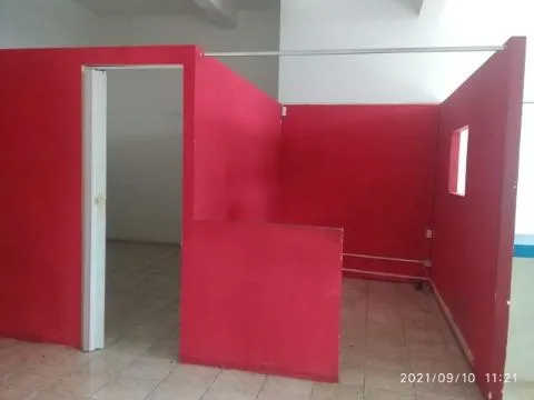 Imagem LOCAÇÃO DE SALÃO TÉRREO NO JARDIM RINCÃO, EM ARUJÁ/SP, 100m² com pé direito de 3,65m, divisórias, 2 toaletes e estacionamento. CONSULTE-NOS.