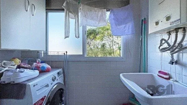 Imagem Apartamento de 2 dormitórios, 1 suíte e 1 vaga de garagem coberta e escriturada no bairro Floresta