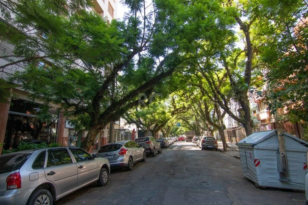 Imagem Apartamento de três dormitórios no bairro Independência em Porto Alegre.