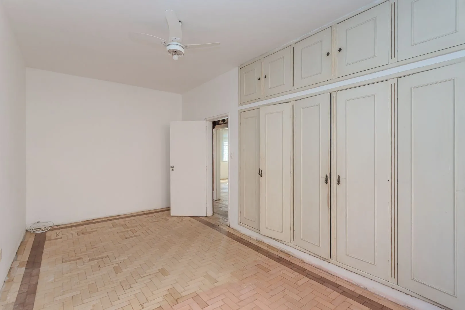 Imagem Casa no Menino Deus de 3 dormitórios e 5 vagas DESOCUPADA