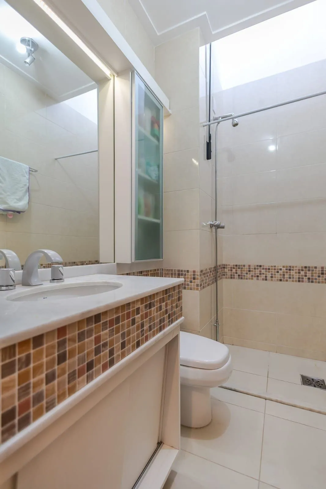 Imagem Casa em Condomínio com 3 quartos, 3 vagas e 184m² para vender por R$ 1.180.000 Rua Adriano Pereira Da Silva - Vila Nova, Porto Alegre