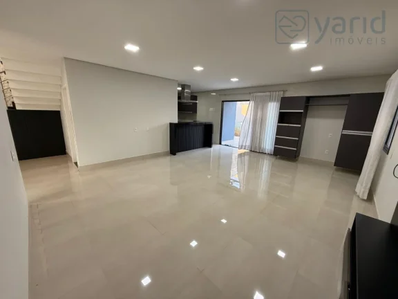 Imagem Casa em Condomínio à Venda em Localização Privilegiada: 3 Quartos, 1 Suíte, 3 Salas, 3 Banheiros, 4 Vagas de Garagem - 205,00 m².