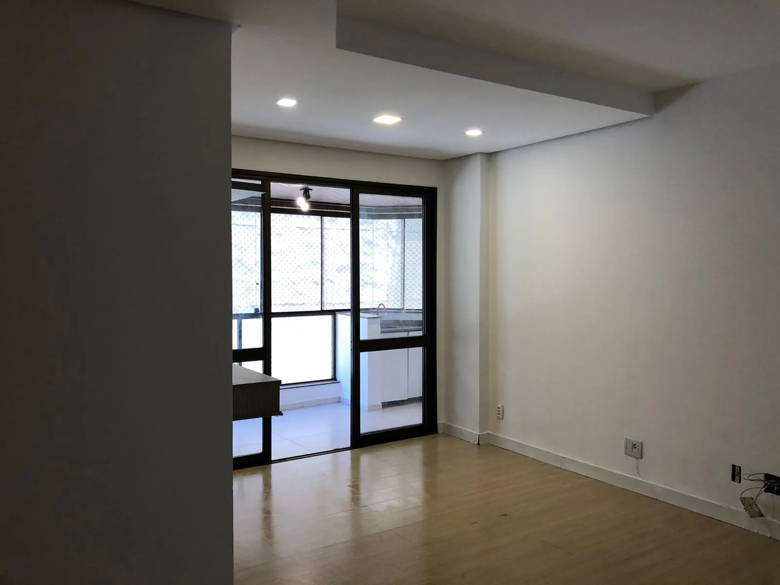 Imagem Vende ou aluga no bairro Menino Deus, com garagem, apartamento de 03 dormitórios, suíte, living 02 ambientes, com sacada e churrasqueira