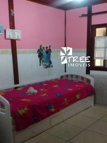 Imagem LOCAÇÃO DE CASA RESIDENCIAL/COMERCIAL NO CENTRO DE ARUJÁ/SP, com 2 quartos, sala c/ 2 ambientes, varanda na frente e nos fundos e 1 vaga. CONSULTE-NOS