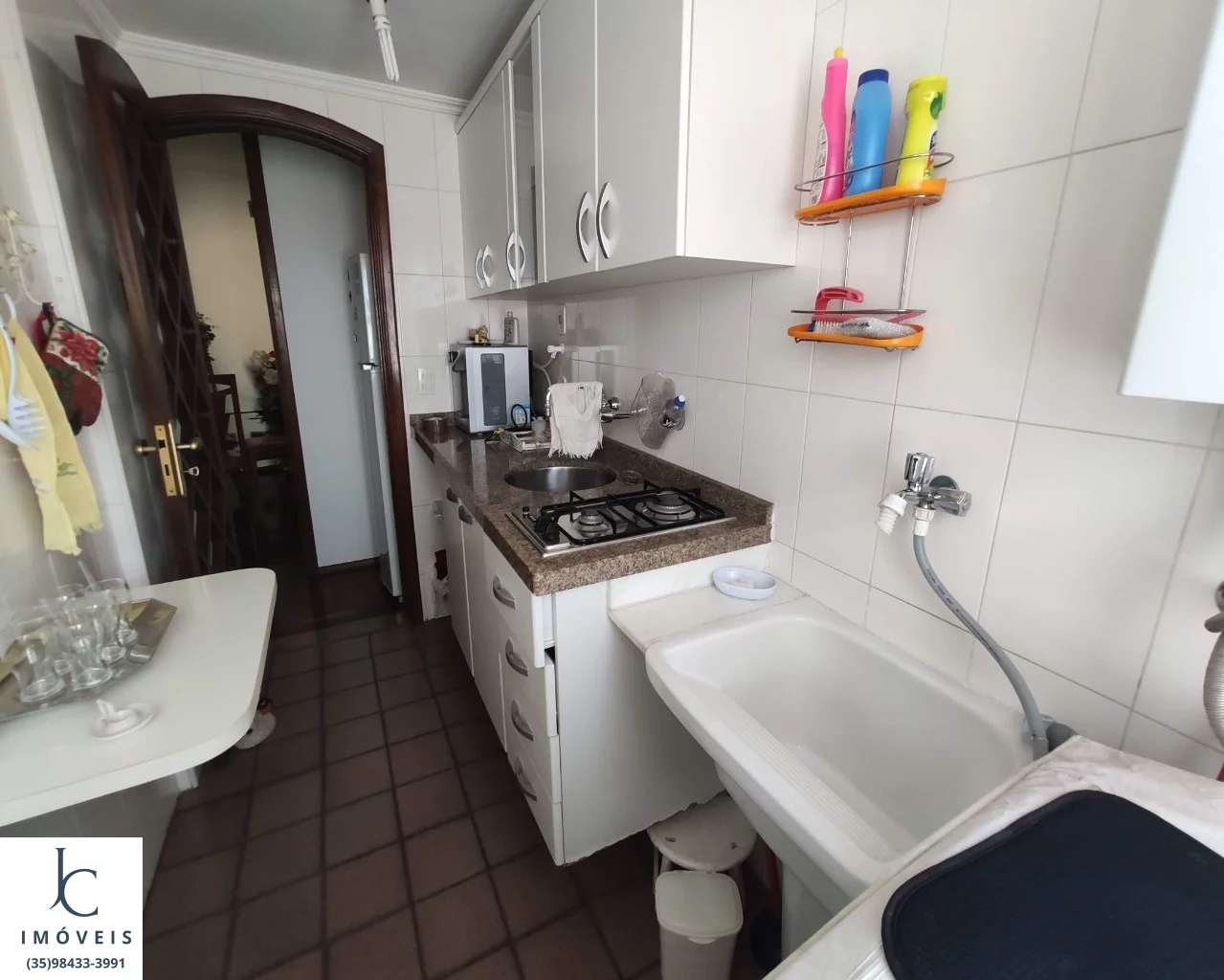 Imagem Maravilhoso apartamento à venda no centro de São Lourenço MG. Sala e quarto com varanda. Edifício com piscina, sauna, salão de jogos e de festas