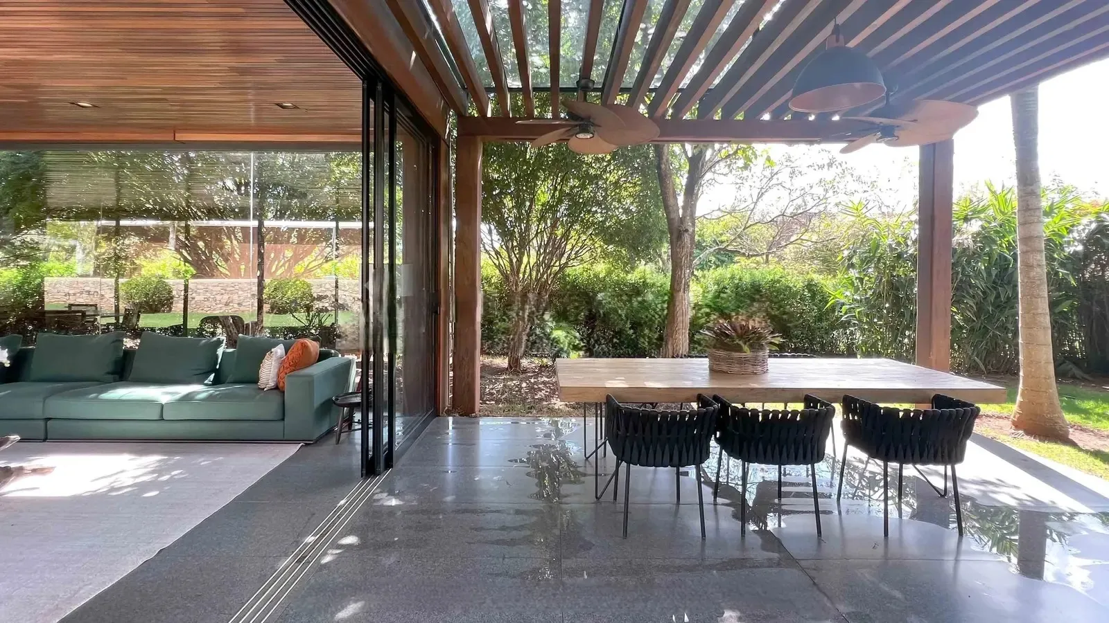 Imagem Casa à venda na Fazenda Boa Vista, Villa 620, com 4 suítes, 790 m², terreno de 2.600 m² e projeto de Marcio Kogan