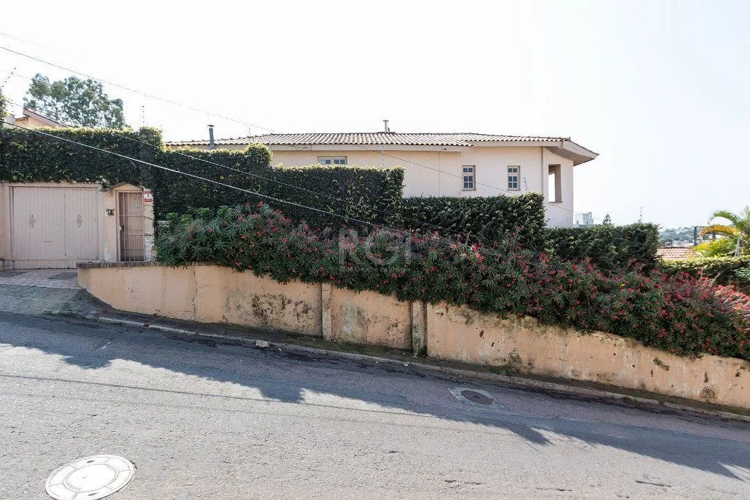 Imagem Casa para Venda - 320m², 5 dormitórios, sendo 2 suites, 3 vagas - Tristeza