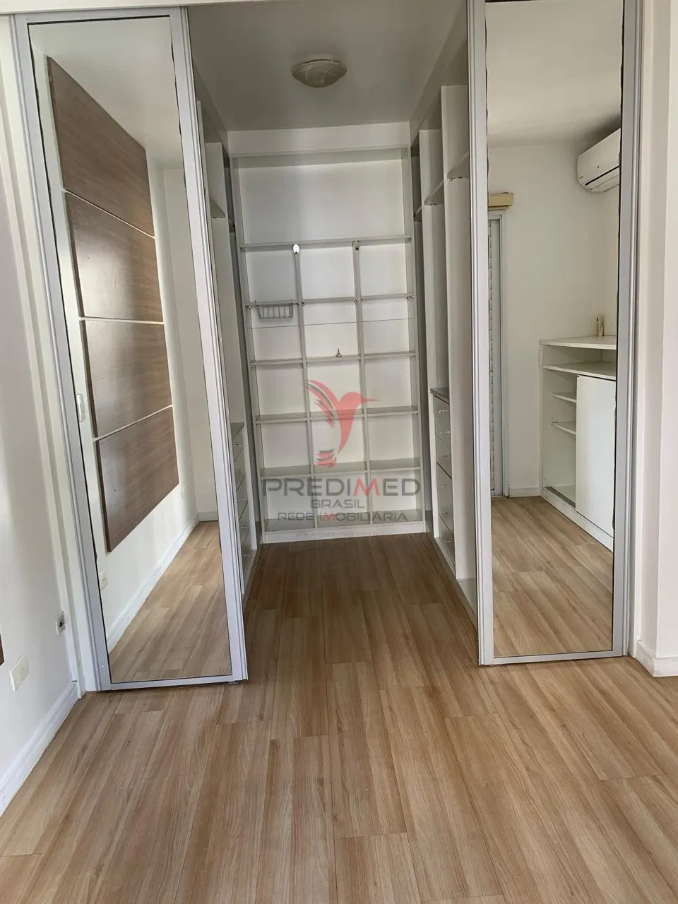 Imagem Vendo casa com 200 mts2, 4 Quartos( 2 Suites ) em condomínio fechado no Morumbi. SP