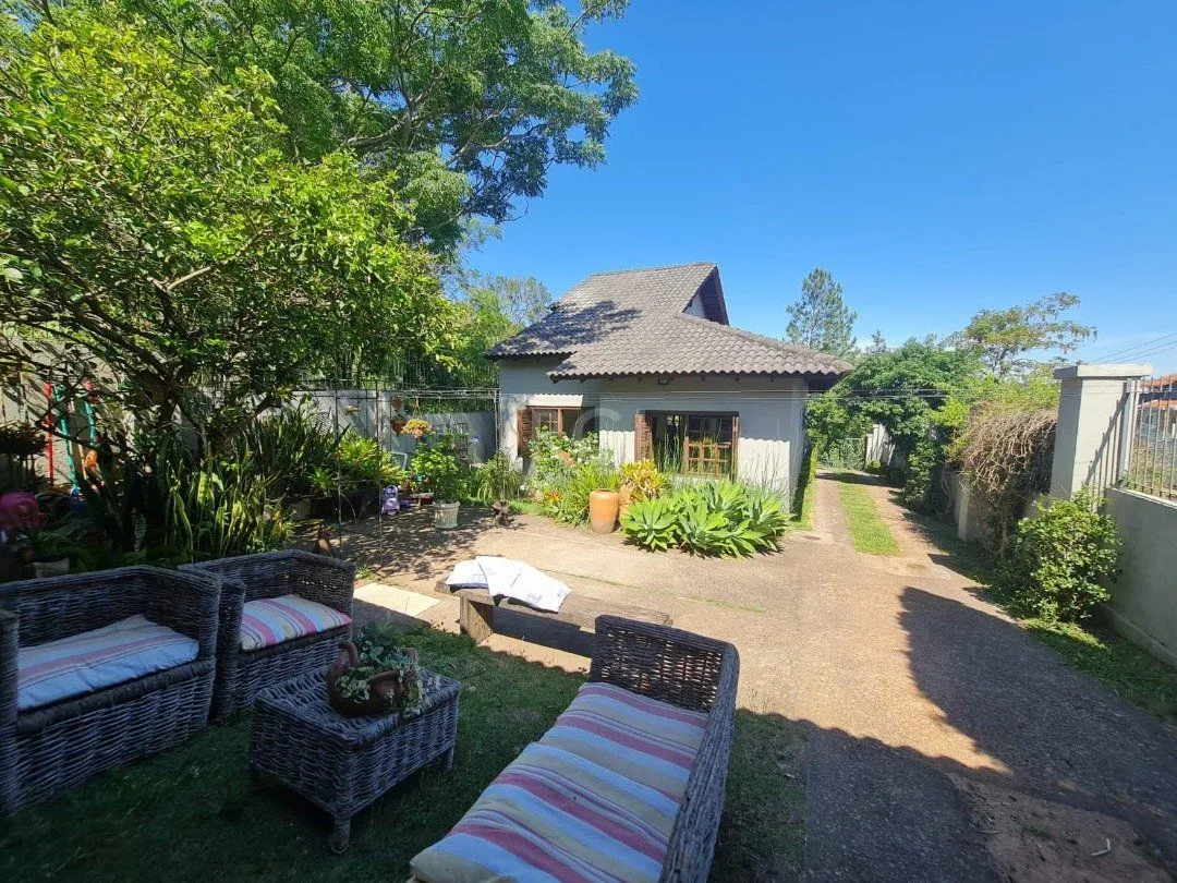 Imagem Casa em lindo terreno alto ao nível da rua medindo 10 × 32 onde consta uma residência térrea com 136m2 de área privativa,