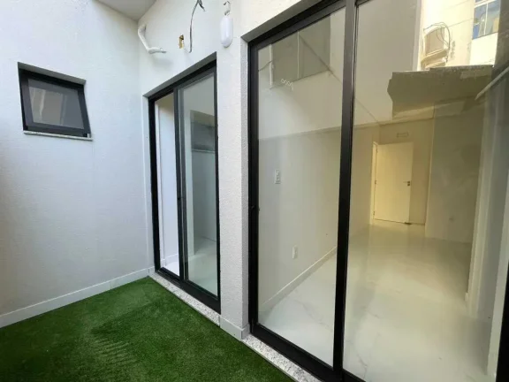 Imagem Apartamento com 2 dormitórios sendo 2 suítes e 1 vaga de garagem em Camboriú/SC
