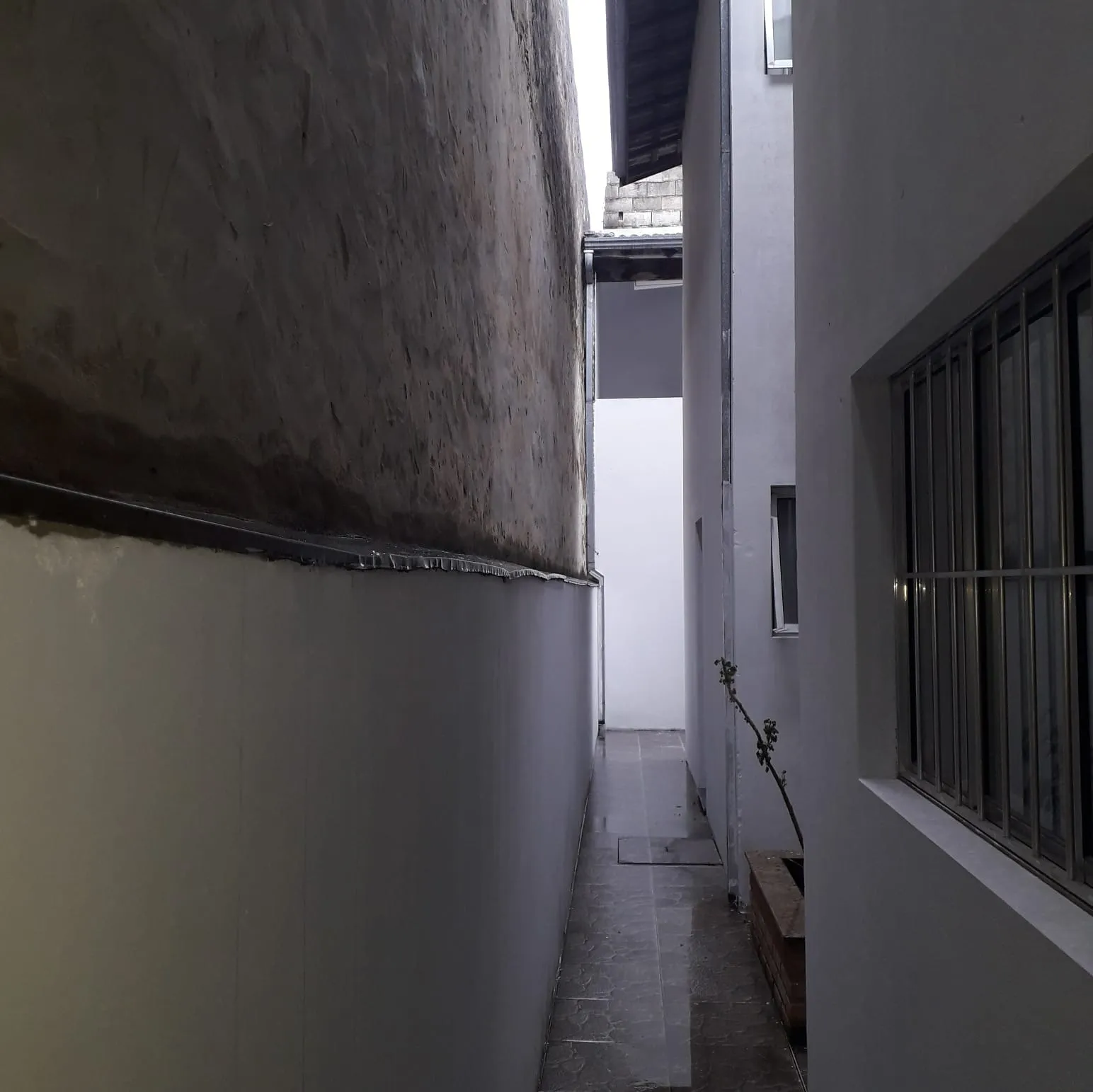 Imagem "Residência Confortável e Prática: Garagem Coberta, Três Dormitórios Aconchegantes, Sala Ampla, Cozinha Espaçosa e Mais! Descubra o Seu Novo Lar."