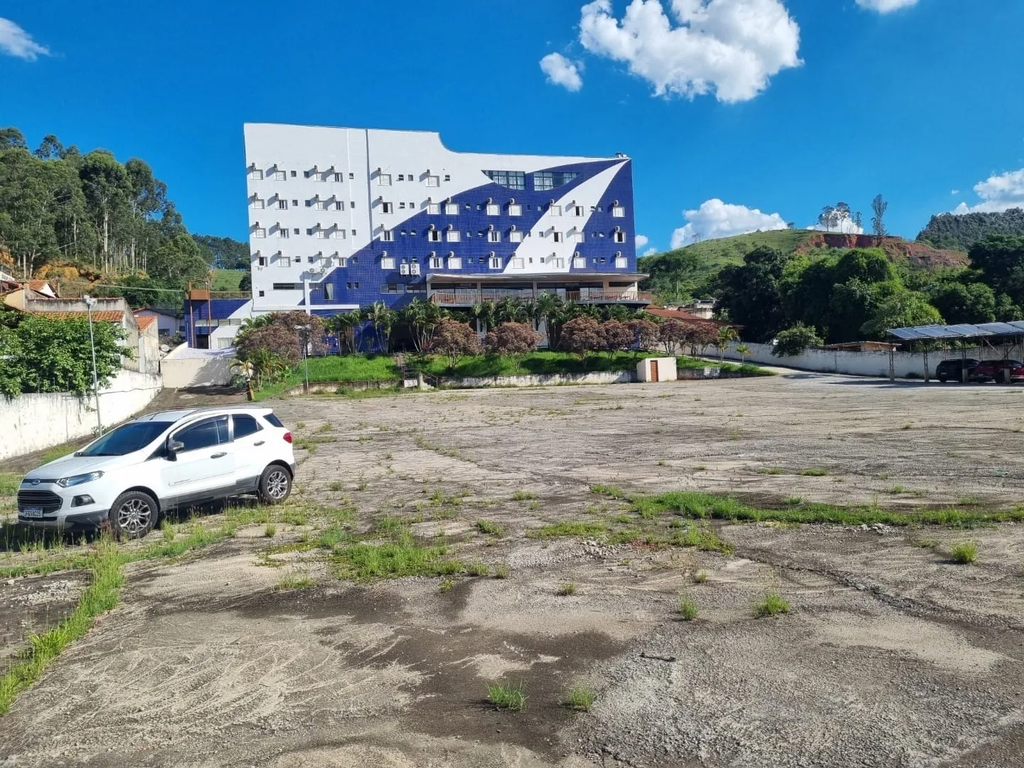 Imagem Terreno Plano e Cimentado com 5.356 m² para Estacionamento de Ônibus a 1.200 Metros da Basílica de Aparecida