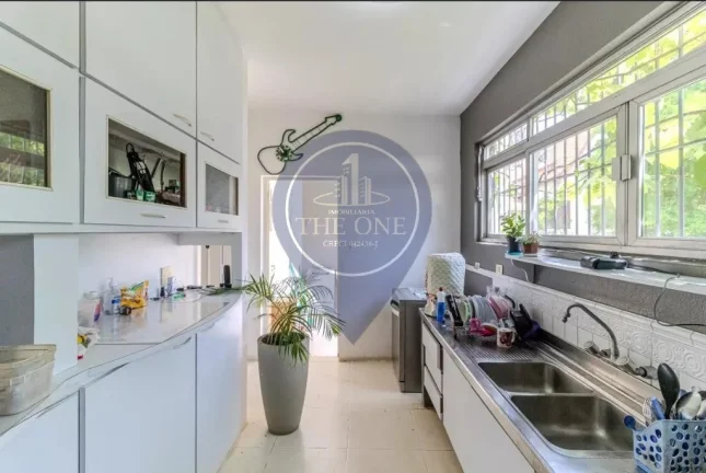 Imagem Imóvel à venda em São Paulo-SP: Casa deslumbrante no Pacaembu com 3 quartos, 1 suíte, 2 salas, 3 banheiros, 4 vagas e 450m² de área.