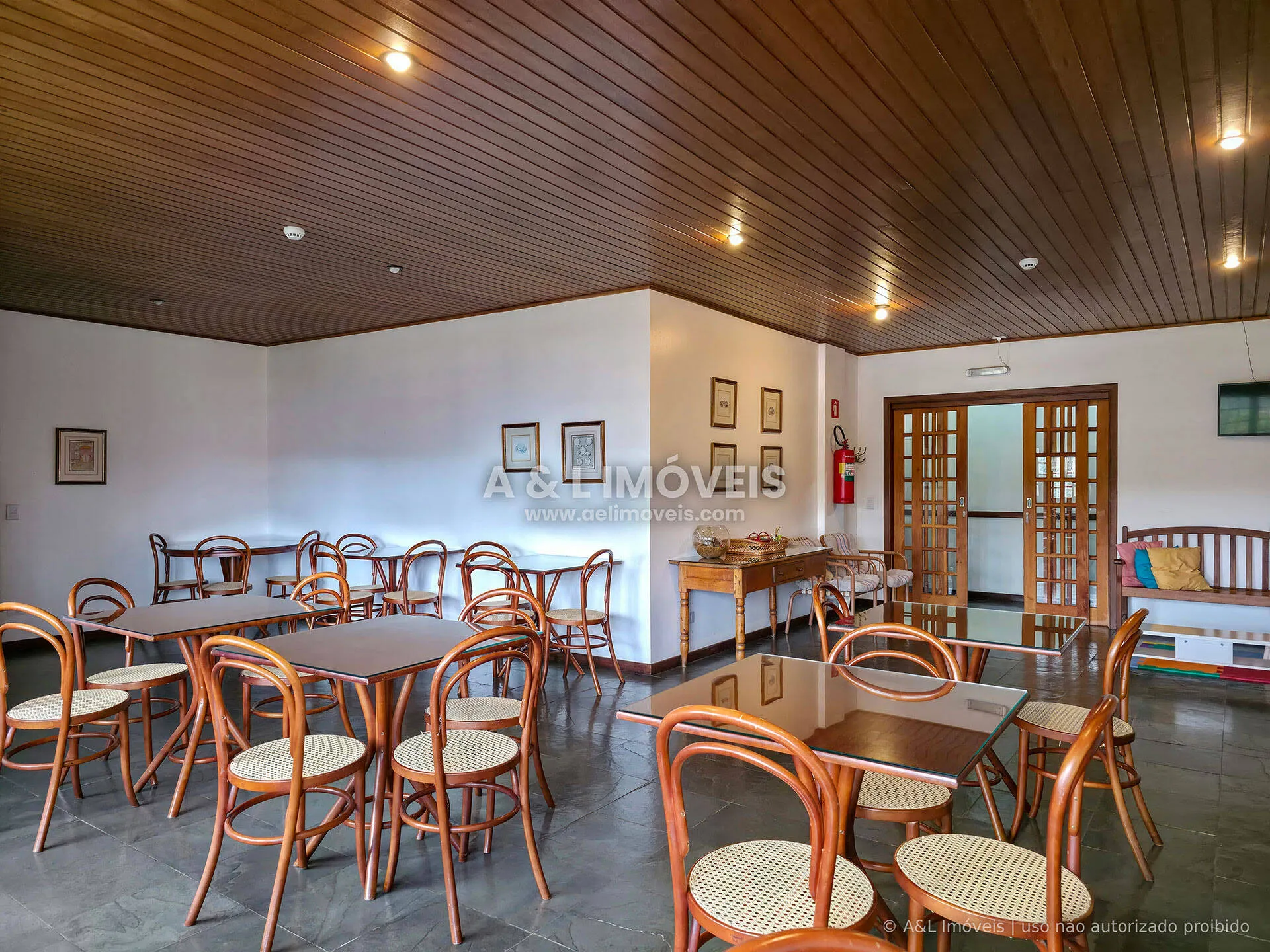 Imagem Duplex em Campos do Jordão | 75 m², 2 Suítes, Lareiras e Varandas com Vista