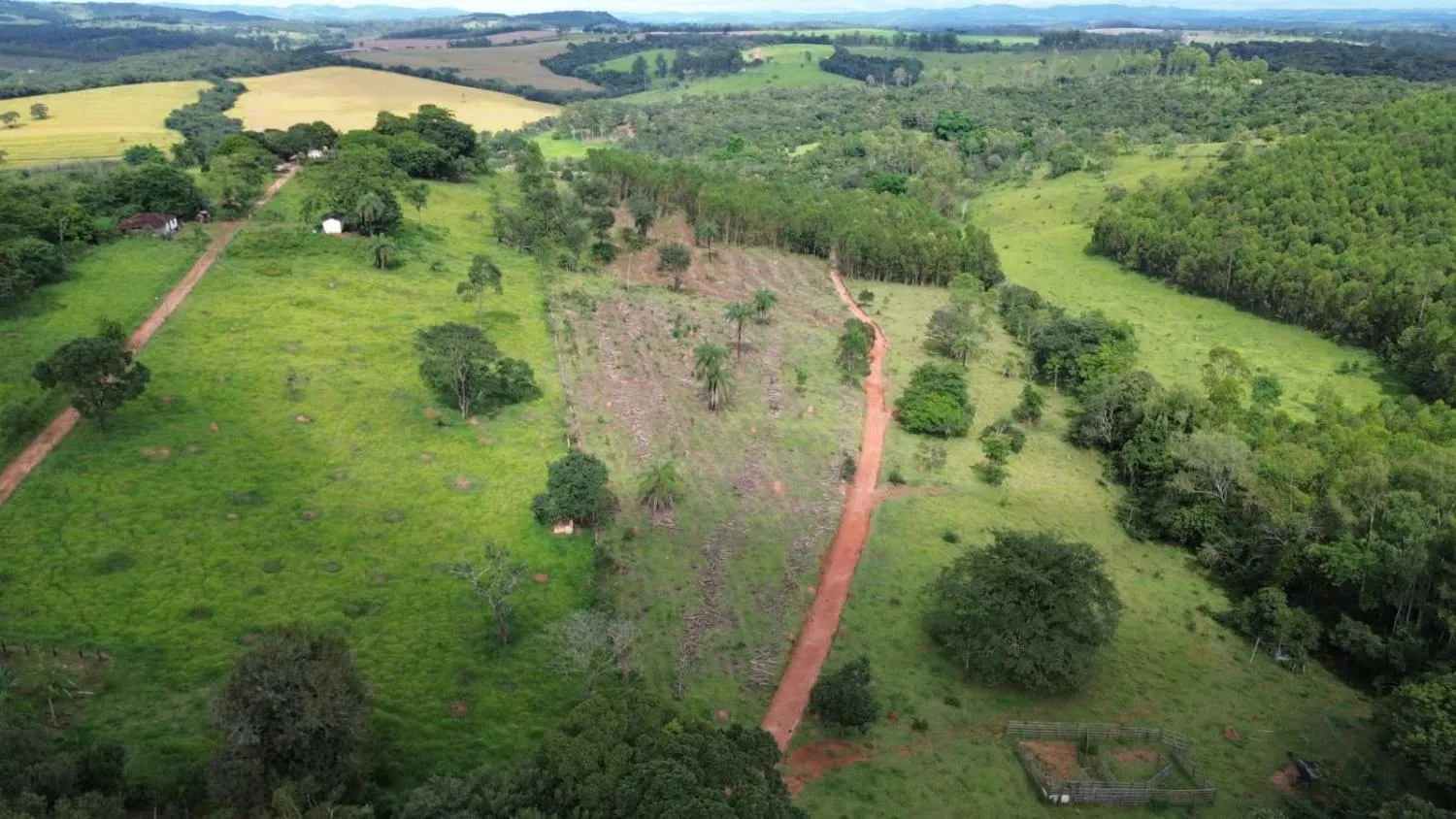 Imagem Terreno à Venda em Carmo da Mata / Cláudio: 27 Hectares com Estrutura Completa de Lazer