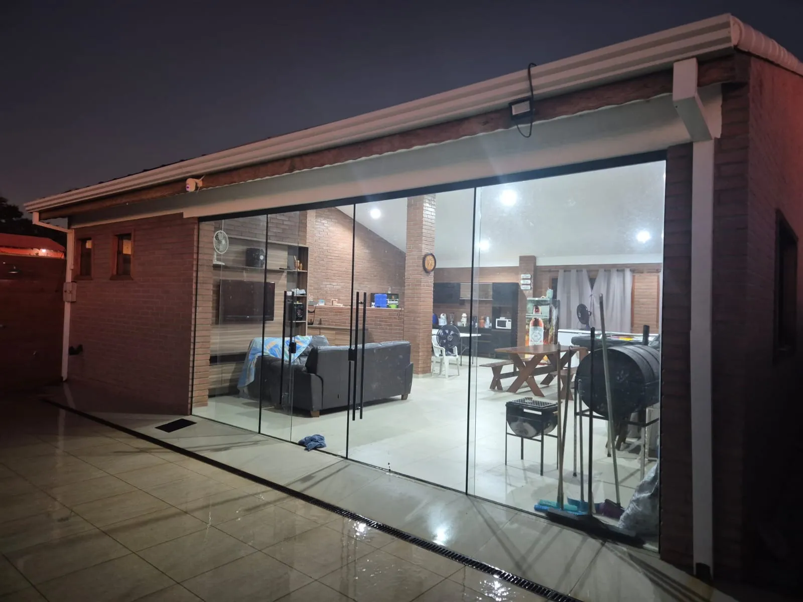 Imagem Chácara à venda em Araçoiaba da Serra-SP, bairro Cercado: 1 sala, 2 banheiros, 12 vagas de garagem, 100,00 m² de área.