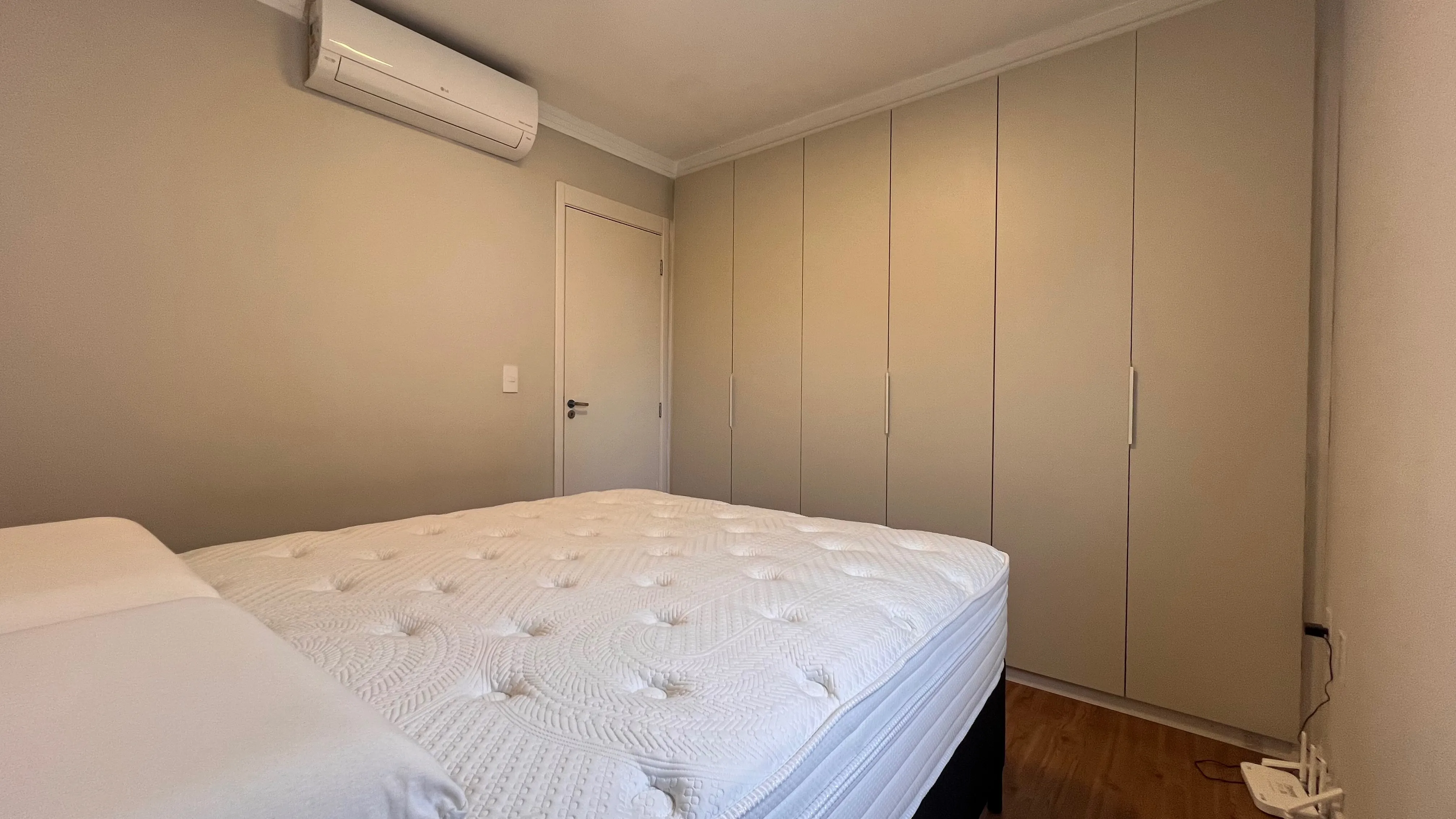 Imagem Casa Ampliada com Planejados, Ar-Condicionado e Eletrodomésticos Inclusos no Villa Flora, Condomínio Gerânios
