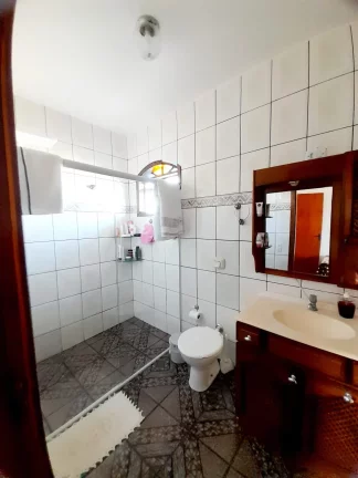 Imagem Magnífico Imóvel em Garopaba-SC: Casa e 2 Aptos, Vista para o Mar, 310m², Próx. à Praia.