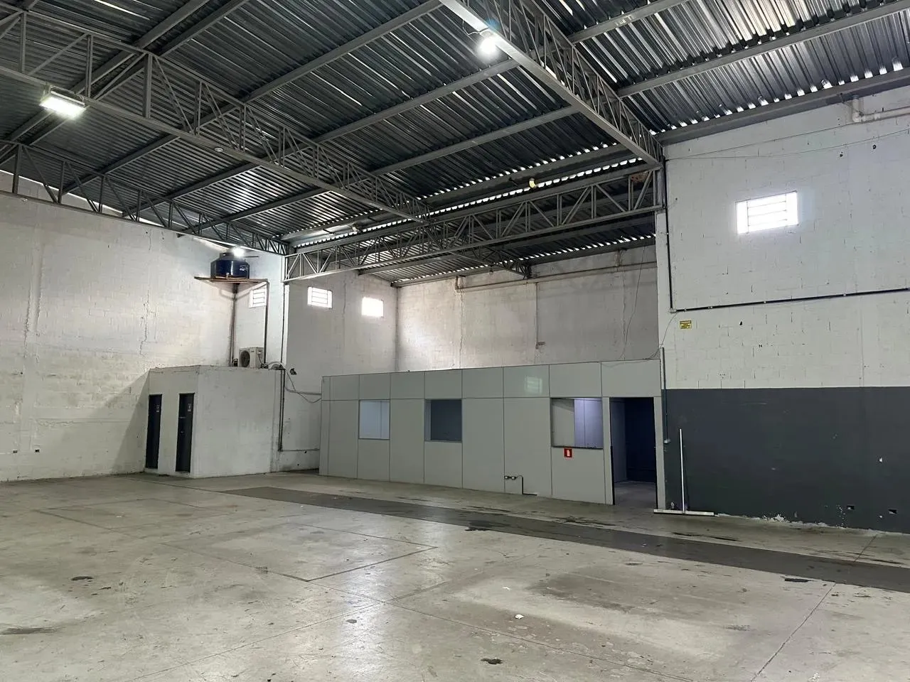 Imagem Galpão Industrial e Comercial 825m² - Acesso Fácil à Dutra