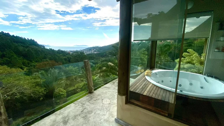 Imagem Imóvel de Luxo na Praia da Silveira: Casa com 3 Quartos, 1 Suíte e Garagem em Garopaba-SC!