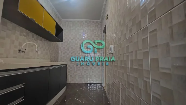 Imagem 3 quartos, sala para 2 ambientes com sacada, reformado, piso em porcelanato, cozinha com armários, banheiro social e de serviço, área de serviço.