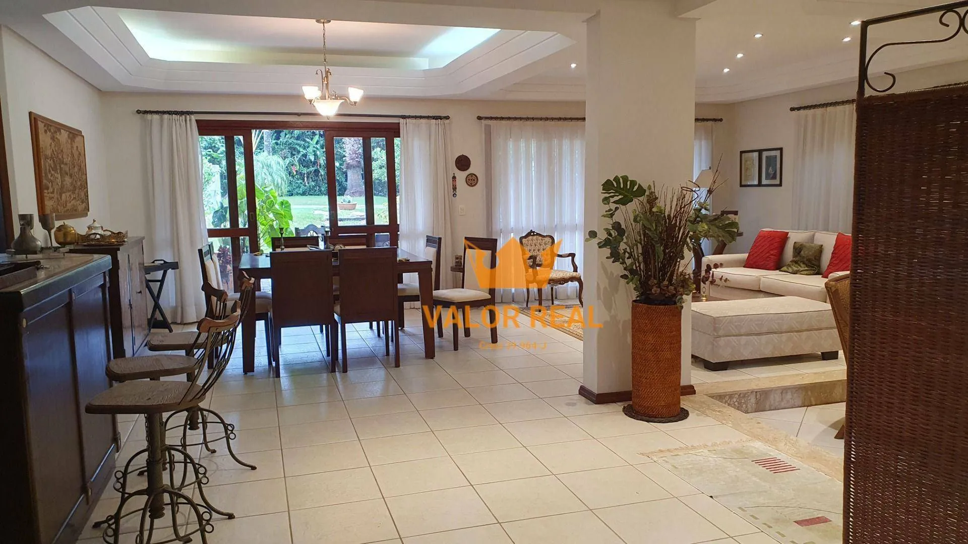 Imagem Casa em Condomínio de Alto Padrão, Venda ou Locação: AT 720 m2 e AC 390 m2, 4 suites, 4 vagas, piscina.