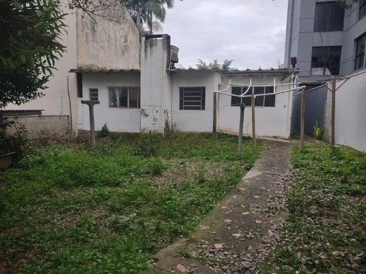 Imagem Casa de 2 quartos, com edícula, próximo a Av. Wenceslau Escobar