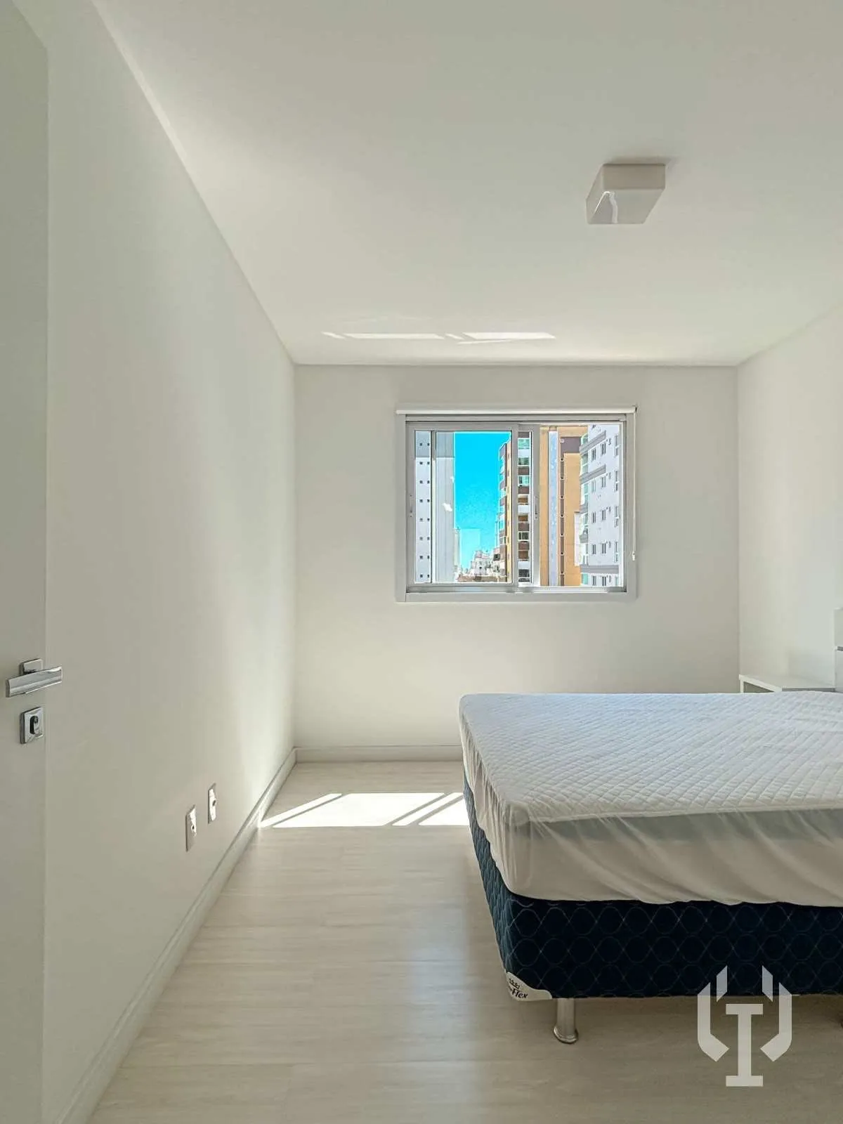 Imagem Apartamento com 3 dormitórios e 2 vagas de garagem em Meia Praia