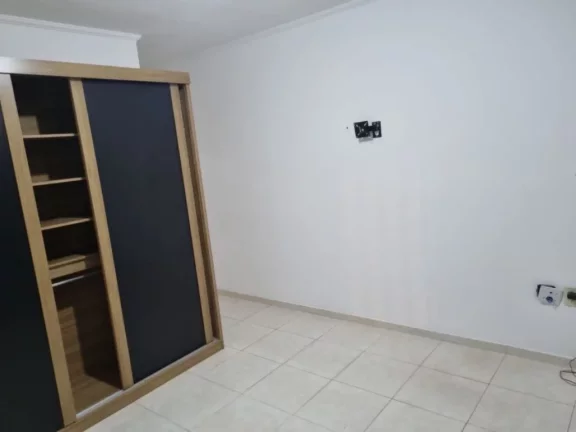Imagem Sobrado individual à venda no Maracanã em Praia Grande-SP, com 2 dormitórios sendo suítes, sala ampla, cozinha com armários planejados, 1 lavabo, banheiro com box e gabinete, lavanderia, churrasqueira, vaga de garagem, portão em alumínio, a 150 metros da 