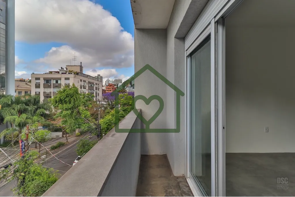 Imagem Descubra o apartamento dos seus sonhos, situado na charmosa região de Mont Serrat, na Rua Eudoro Be...