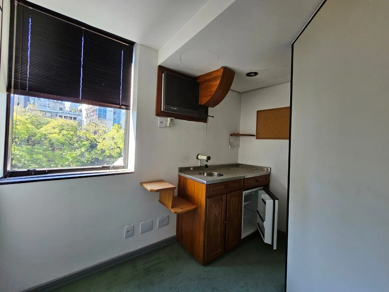 Imagem Conjunto Comercial com 2 salas para alugar em Moinhos de Vento, Porto Alegre