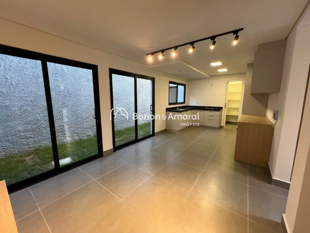 Imagem Casa triplex em condomínio com 3 suítes, automação, aquecimento solar, 168 m² no Chácaras Primavera