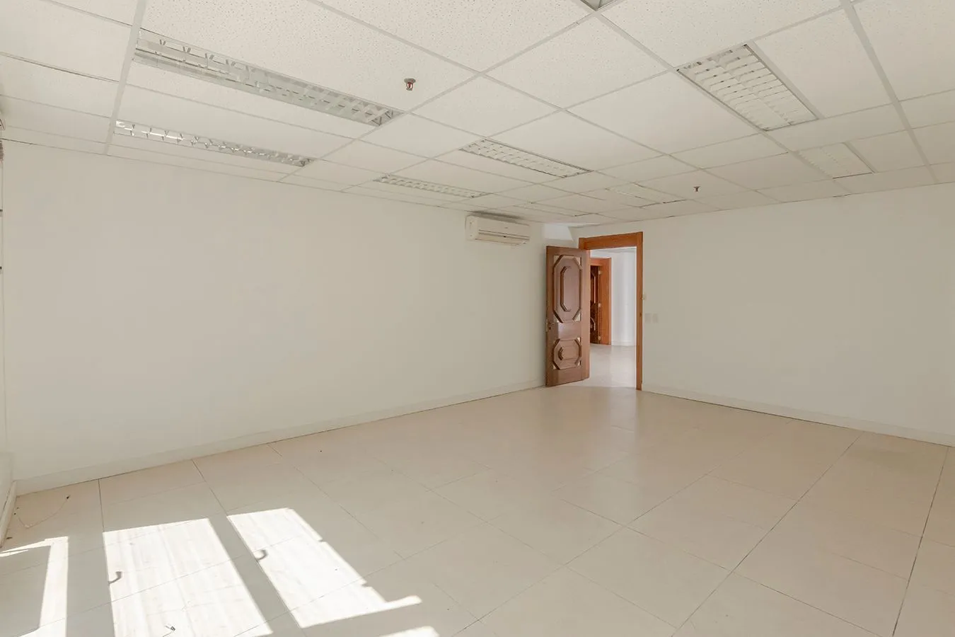 Imagem Conjunto Comercial, meio andar inteiro com várias salas e salão!
