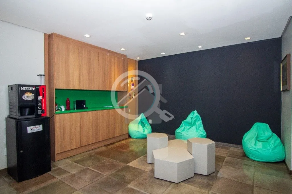Imagem Studio mobiliado, com dormitório e espaço de convivência conjugados e banheiro social. Localiza-s...