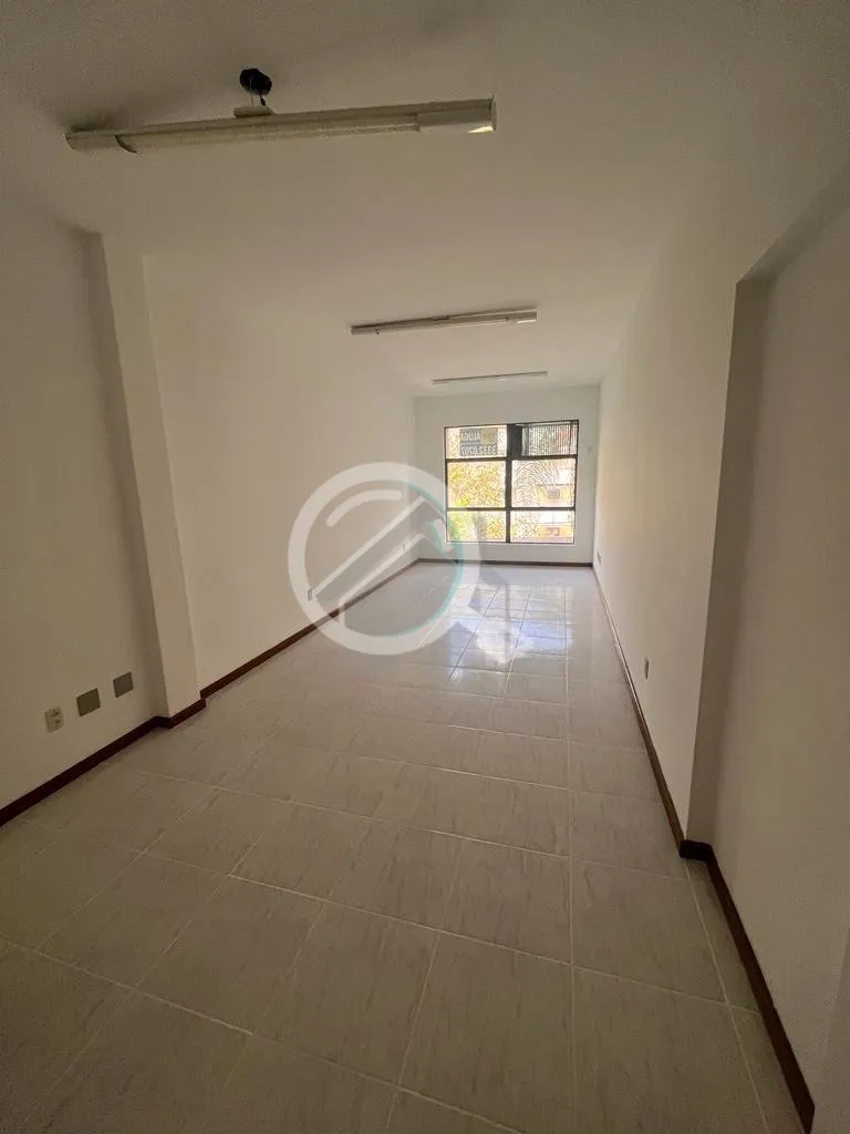 Sala comercial exclusiva de 40 m², com ótima iluminação, vista arborizada e lavabo. Imóvel deso...