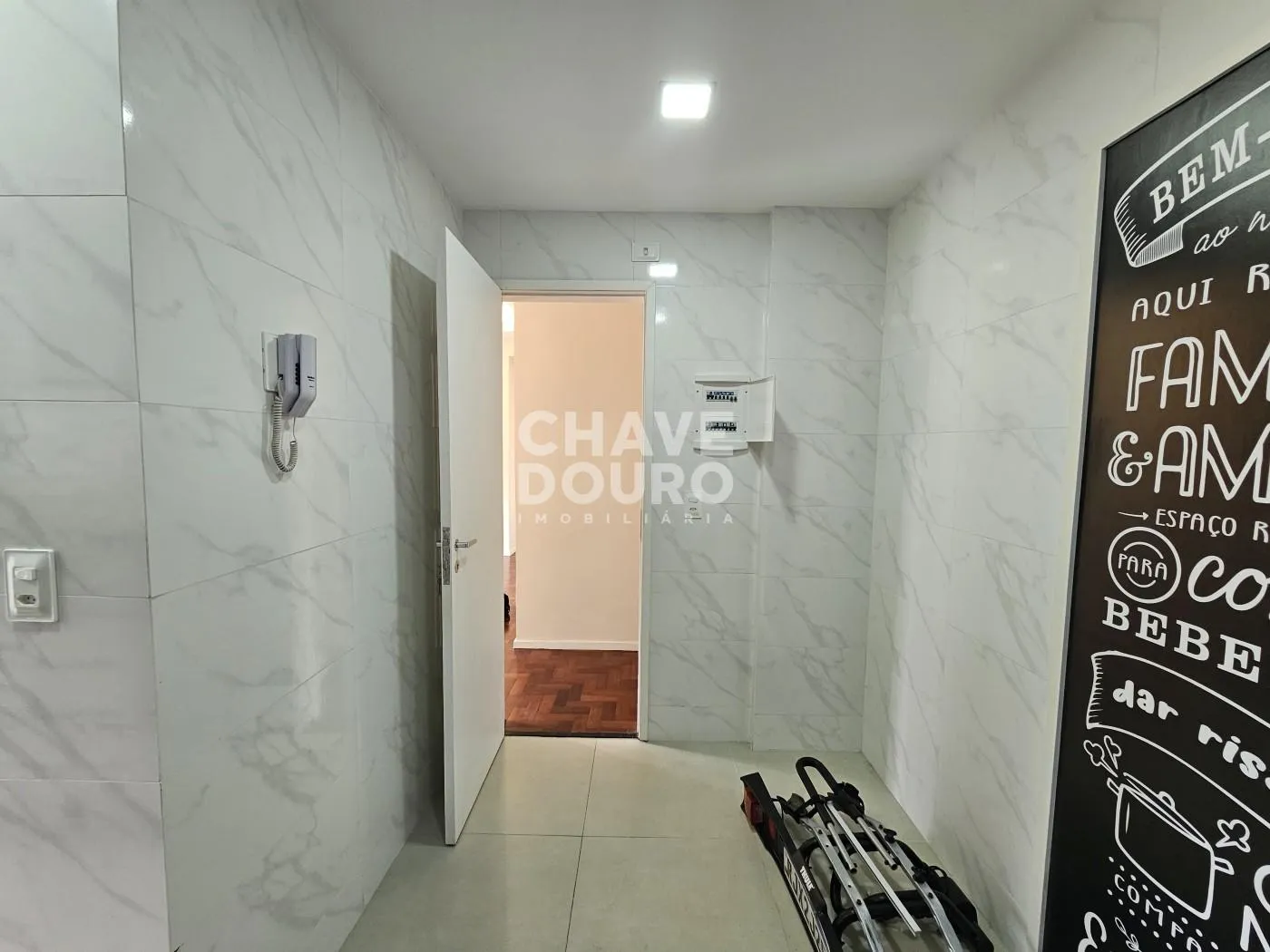 Imagem Apartamento de 2 quartos + dependência, varanda, 2 vagas e elevador.