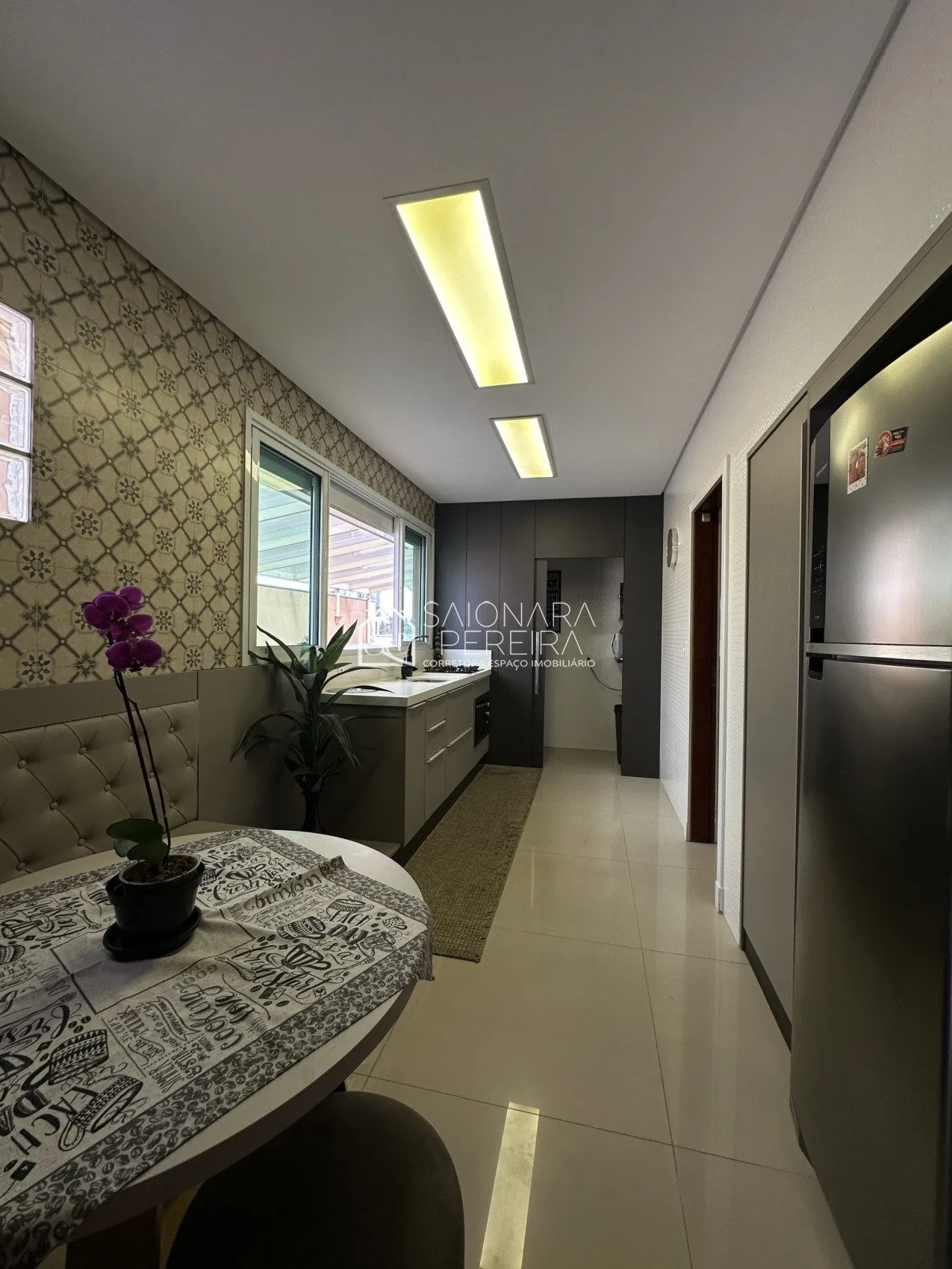 Imagem Casa Comercial de 2 Dormitórios com Suíte no Balneário, Florianópolis