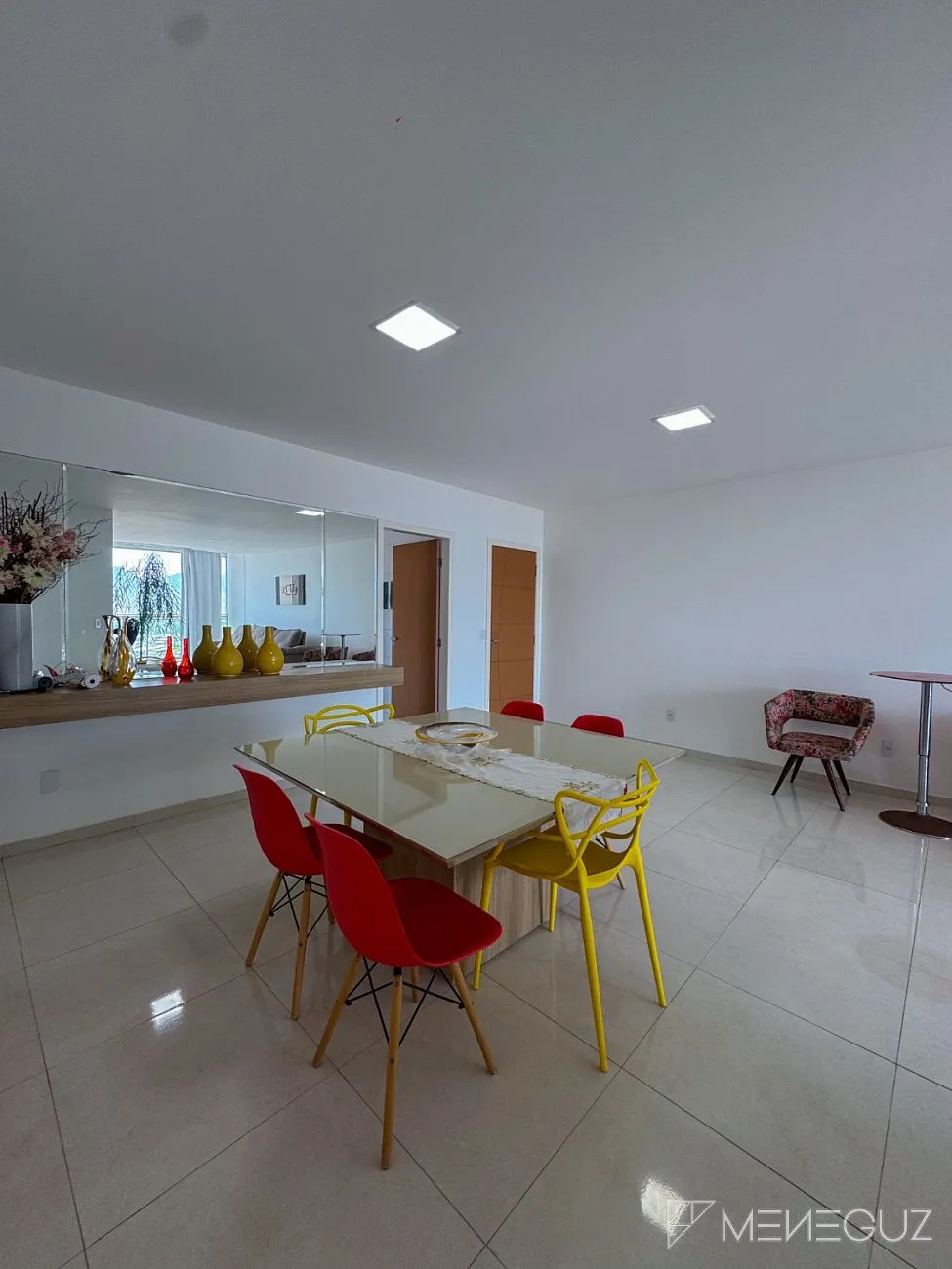 Imagem Apartamento mobiliado de 3 quartos na Avenida Praiana - andar alto, vista para as montanhas e vista discreta para o mar!