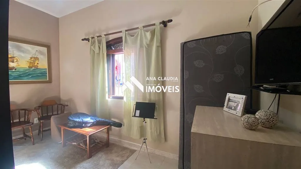 Imagem Casa bem localizada na praia de Mongaguá lado serra , próxima ao centro da cidade e a 450 metros da praia....